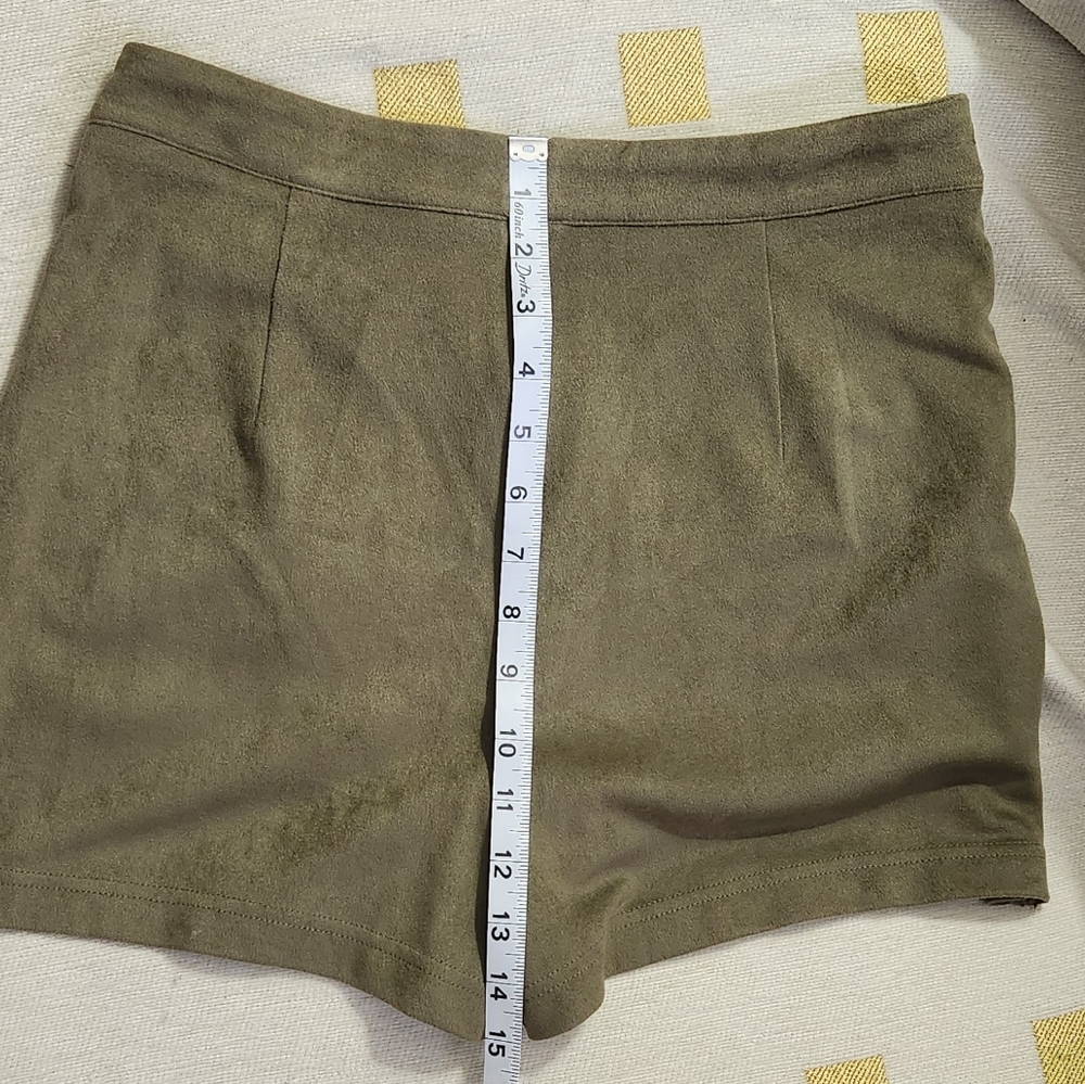 Olive Button-Detail Skort‎ - Picture 3 of 3